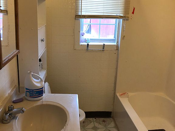 Full bathroom 1st floor