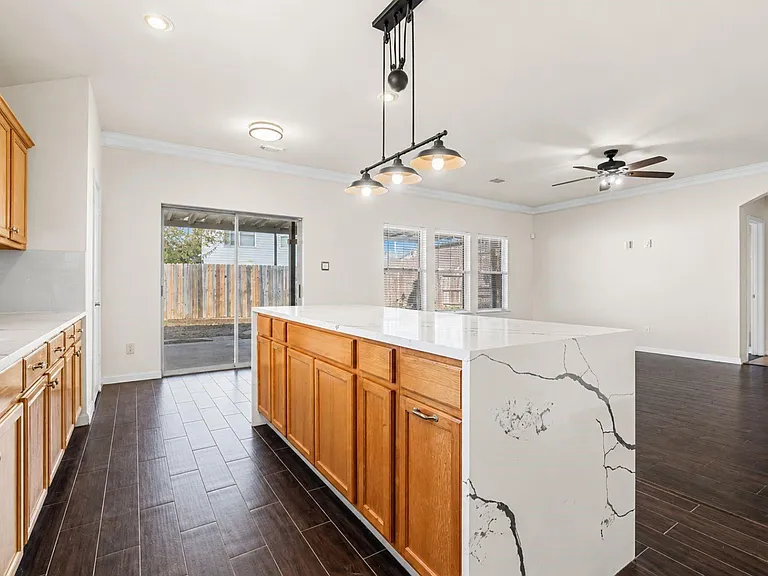 2719 Riverhollow Ln — Photo 9