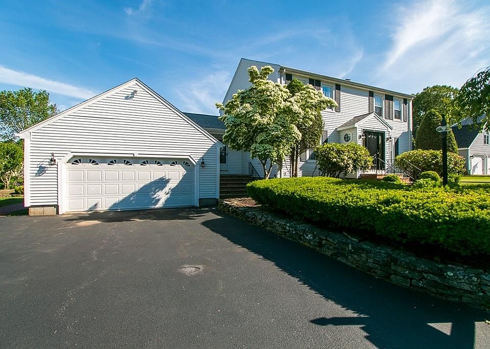 1st image of 10 Essex Heights Dr