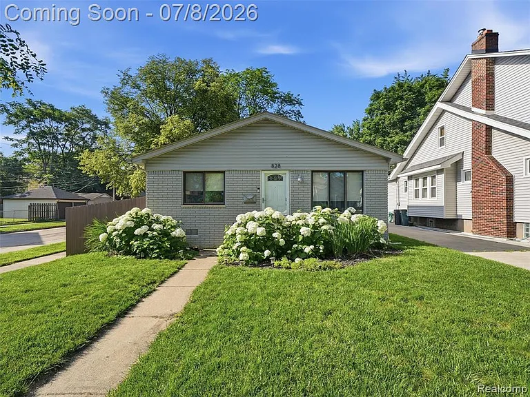 828 E 2nd St — Photo 1