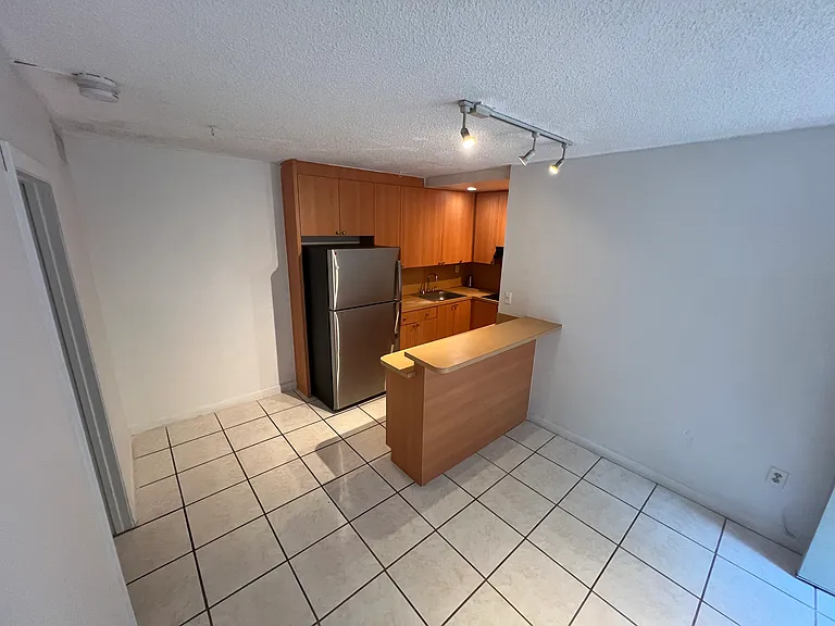 425 NE 32nd St #4 — Photo 4