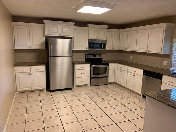 3rd image of 2913 Canyon Creek Dr