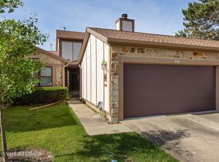 950 Wheaton Oaks Dr, Wheaton, IL
