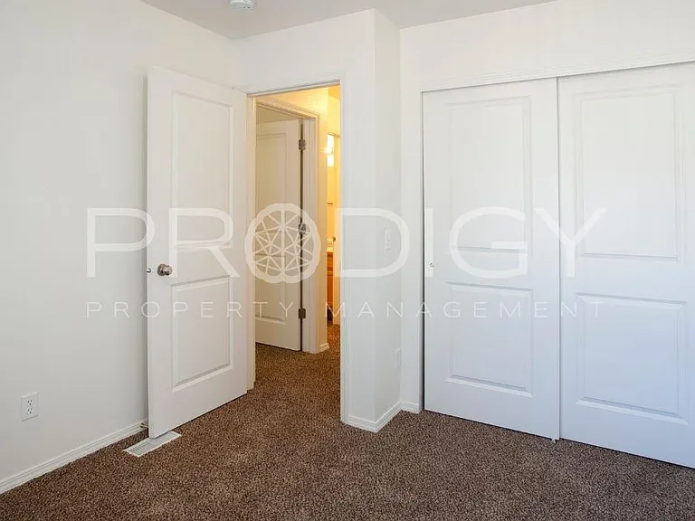 674 N Hydra Pl #B — Photo 7