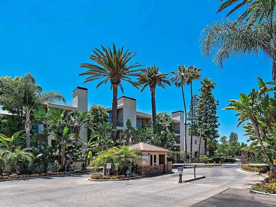 5545 Canoga Ave #106