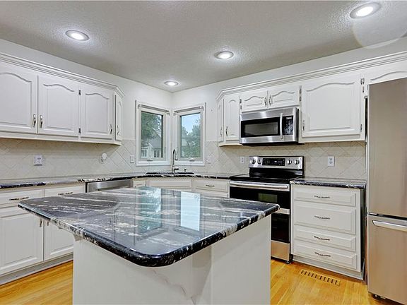 5th image of 917 NE Kenwood Dr