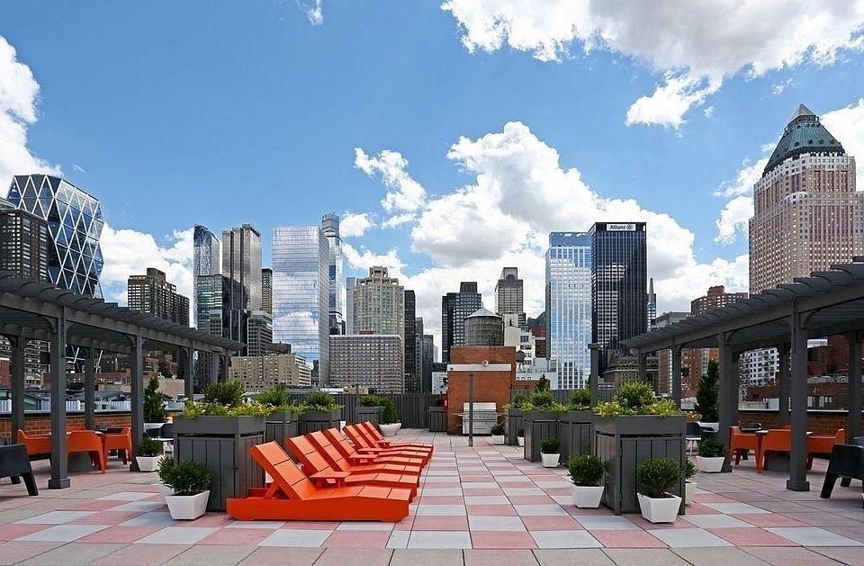 1st image of 424 W 53rd St #522