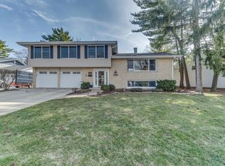 566 Thunderbird Trl, Carol Stream, IL 60188