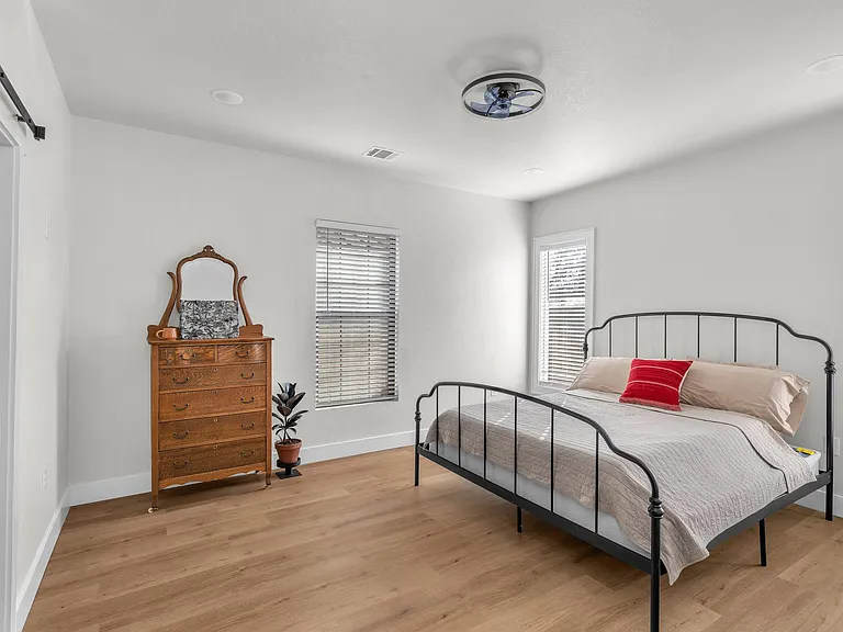 554 E Mitchell St — Photo 17