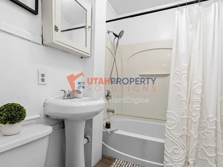 2263 S Green St — Photo 8