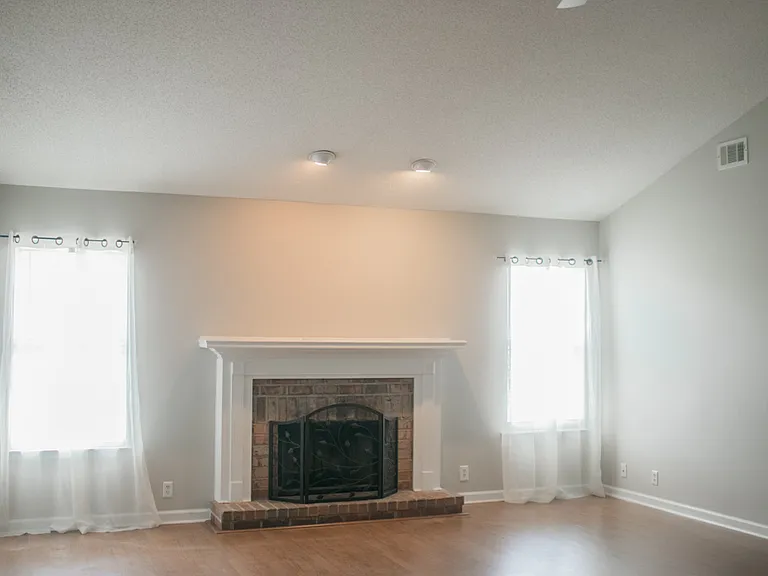20 Lakeside Dr — Photo 2