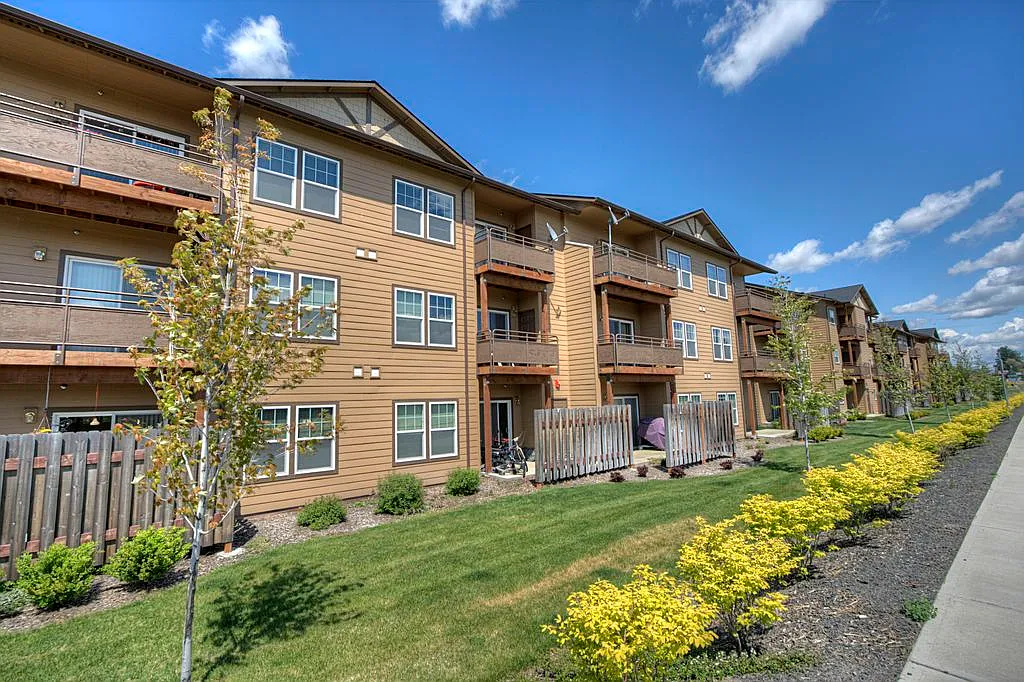 2 bed, 918 sqft, $1,460 — Photo 1