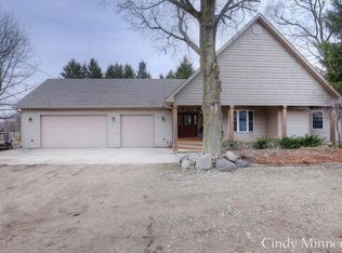 7101 Pine Island Dr NE, Comstock Park, MI 49321
