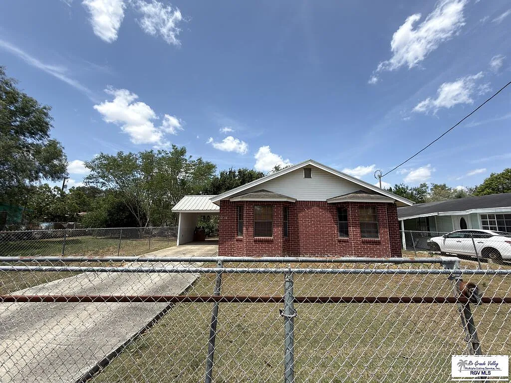 3 bed, 1.0 bath, 925 sqft, $1,200 — Photo 2