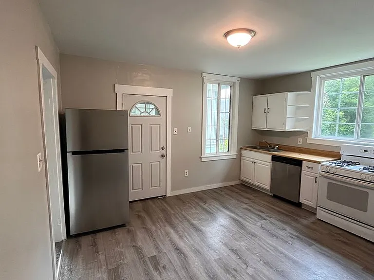 109 Kenova St — Photo 8