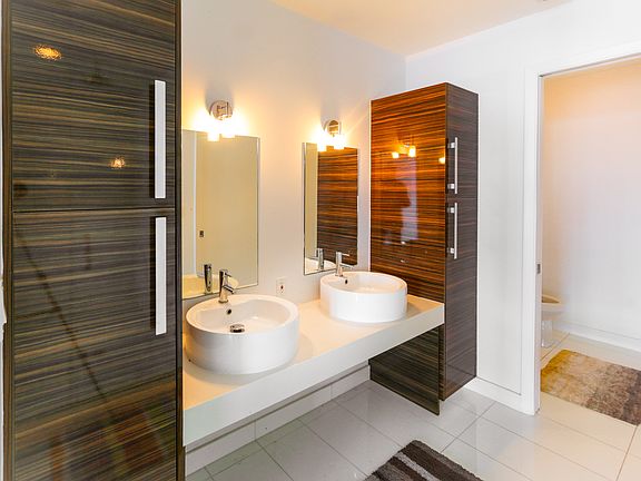 5th image of 2020 N Bayshore Dr APT 2309