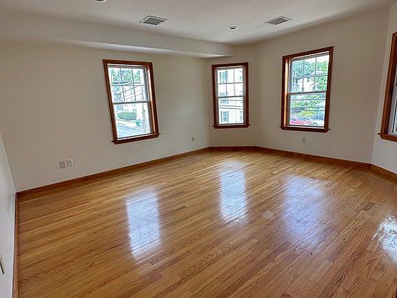 3rd image of 27 Dean St Floor 2
