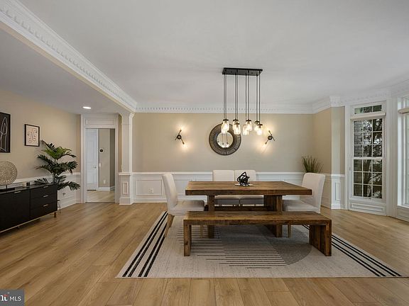4th image of 8937 Rhododendron Cir