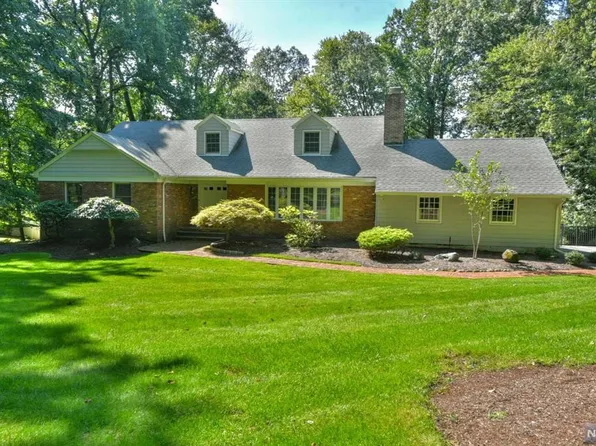 15 Plymouth Dr, Upper Saddle River, NJ 07458