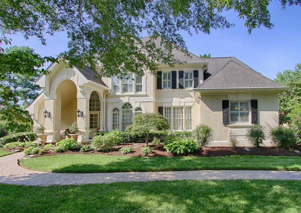 1st image of 305 Heathermoor Dr