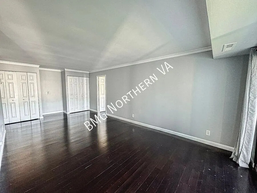 Sun-filled and Modern 2 Bed 2 Bath In Amenity Rich Woodlake Towers — Photo 4