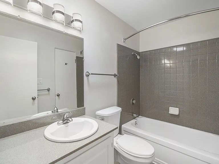 Glenmoor Green Apartments — Photo 14