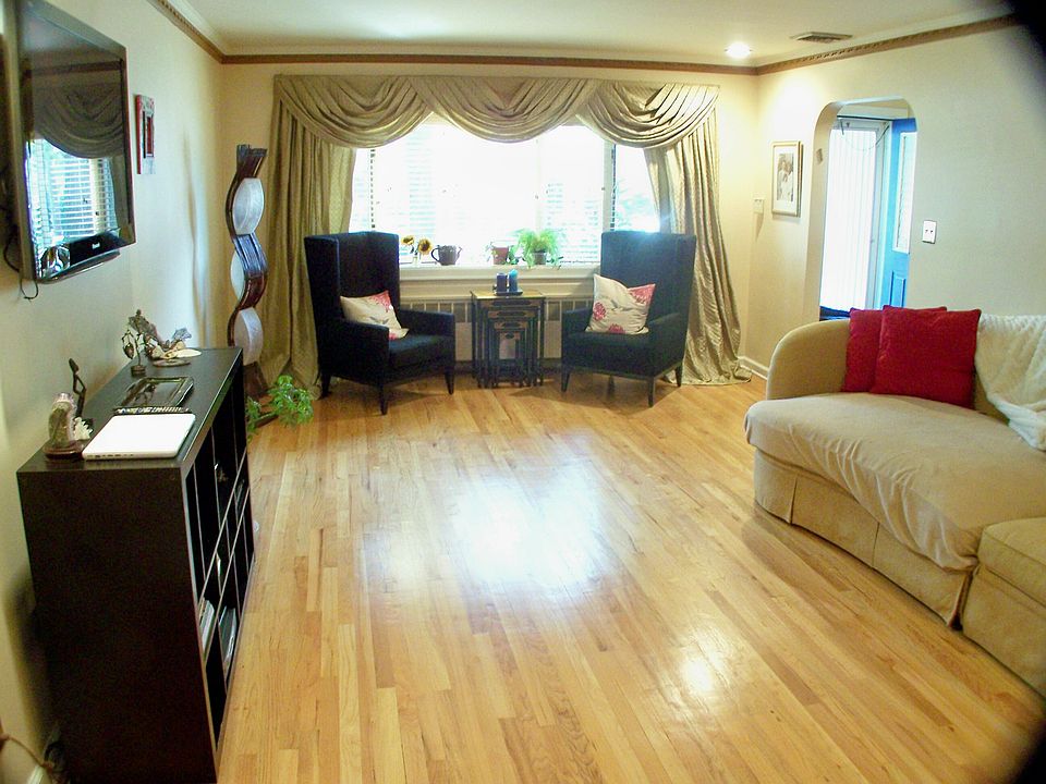 1st image of 8 Ambrose Ave