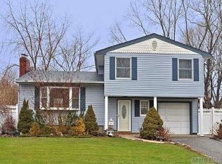 17 Elderwood Ln, Melville, NY 11747