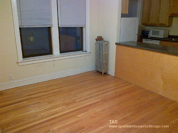 2nd image of 3323 N Lakewood Ave APT Gdn