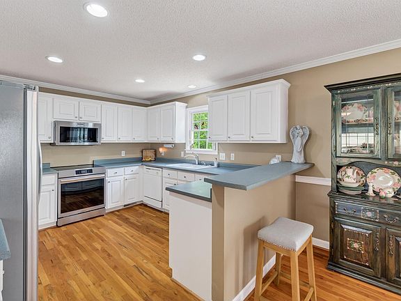 3rd image of 111 Brooke Lee Cir