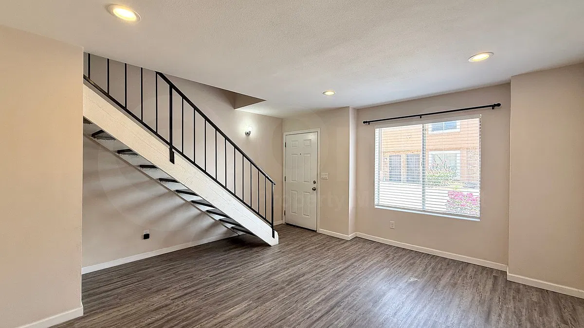 1418 E Knoll Cir — Photo 3
