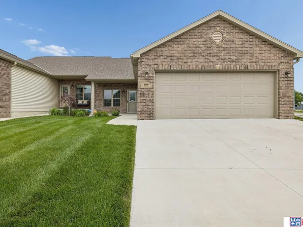 8190 Regent Dr, Lincoln, NE 68507