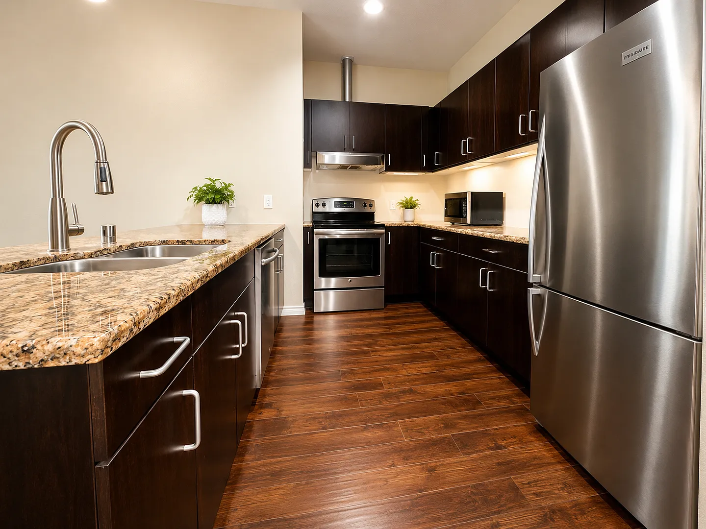 Elegant 2-Bedroom Urban Condo with Pool Views & Resort-Style Amenities — Photo 3