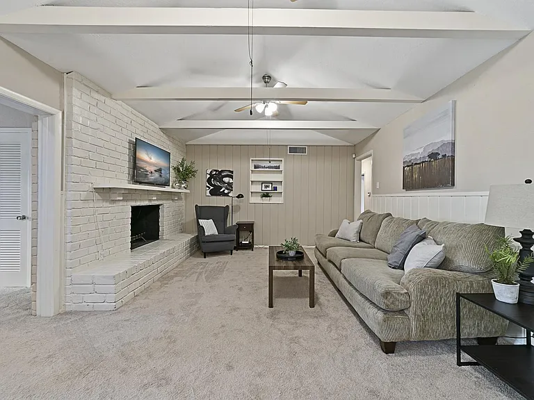 7209 Ellis Rd — Photo 1