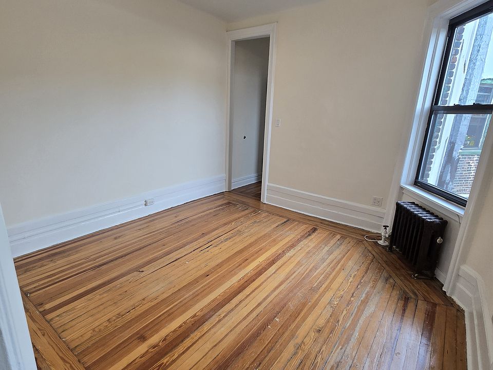 1st image of 33 Bank St APT 26