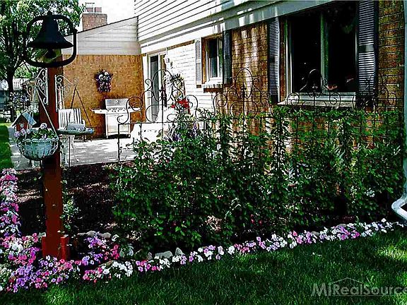 3rd image of 2484 Fox Hills Dr