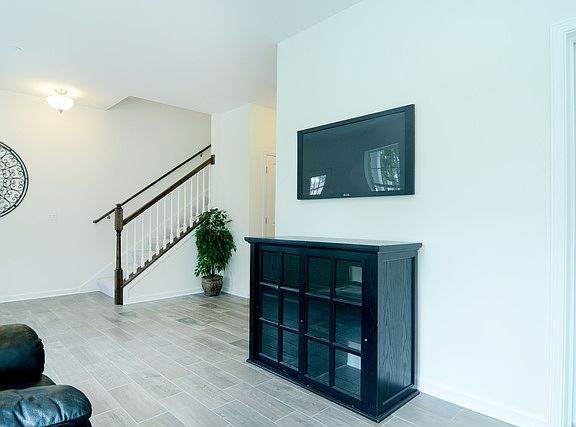2nd image of 84 Lakeview Pl