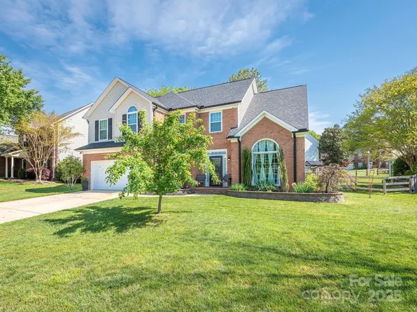 653 Gable Oaks Ln NW, Concord, NC 28027
