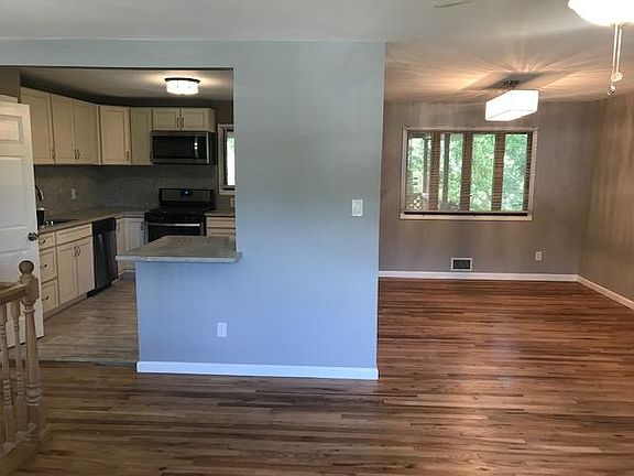 4th image of 36 Jeanne Ave