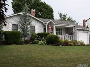 542 Coates Ave, Holbrook, NY 11741