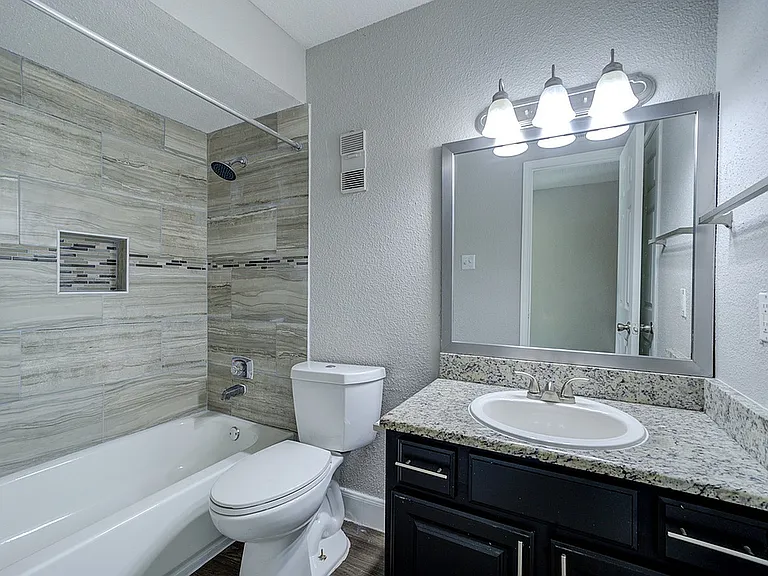 Ashford Cove at Briar Forest Bathroom
