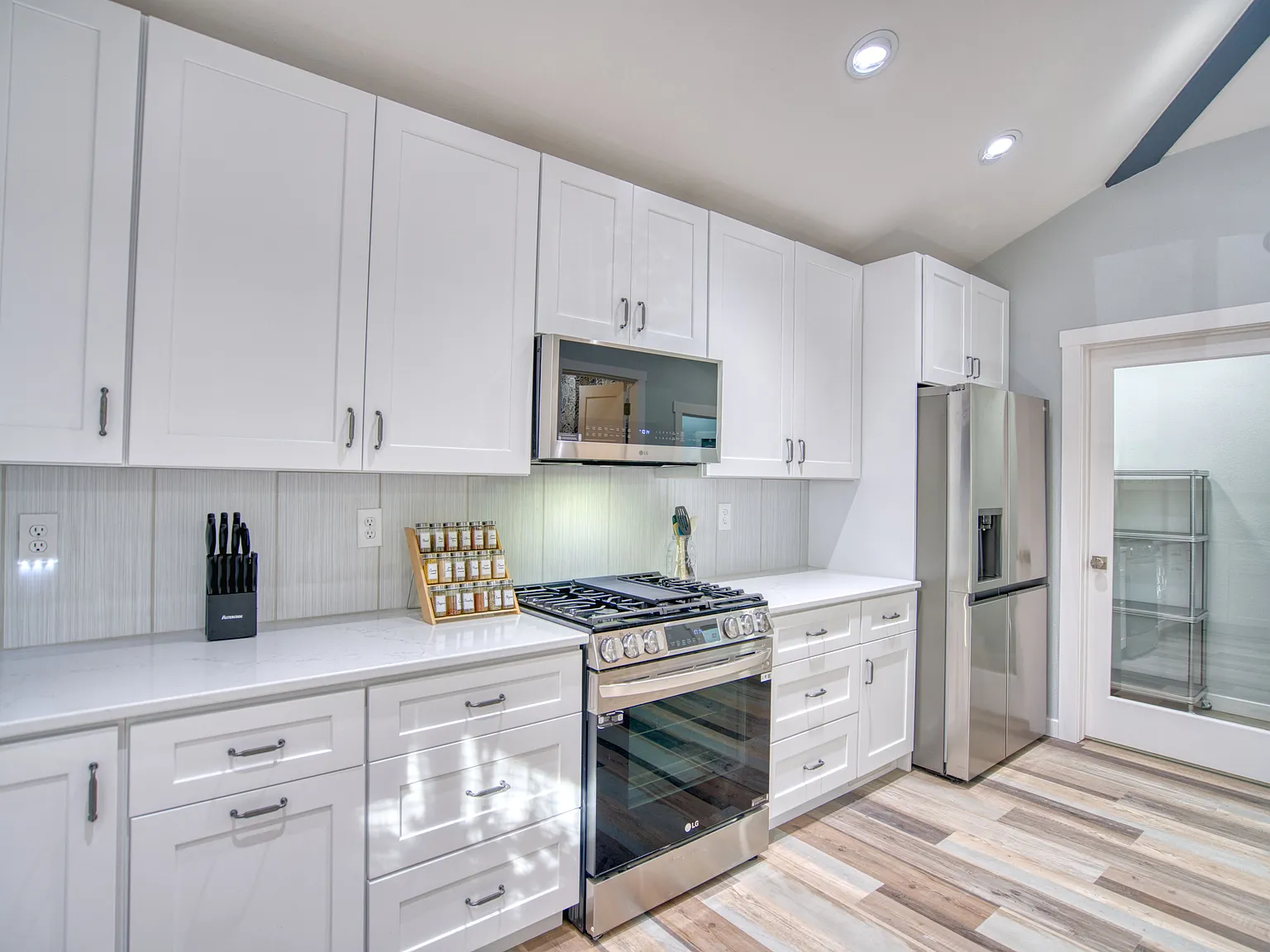 4 bed, 2260 sqft, $3,950 — Photo 2