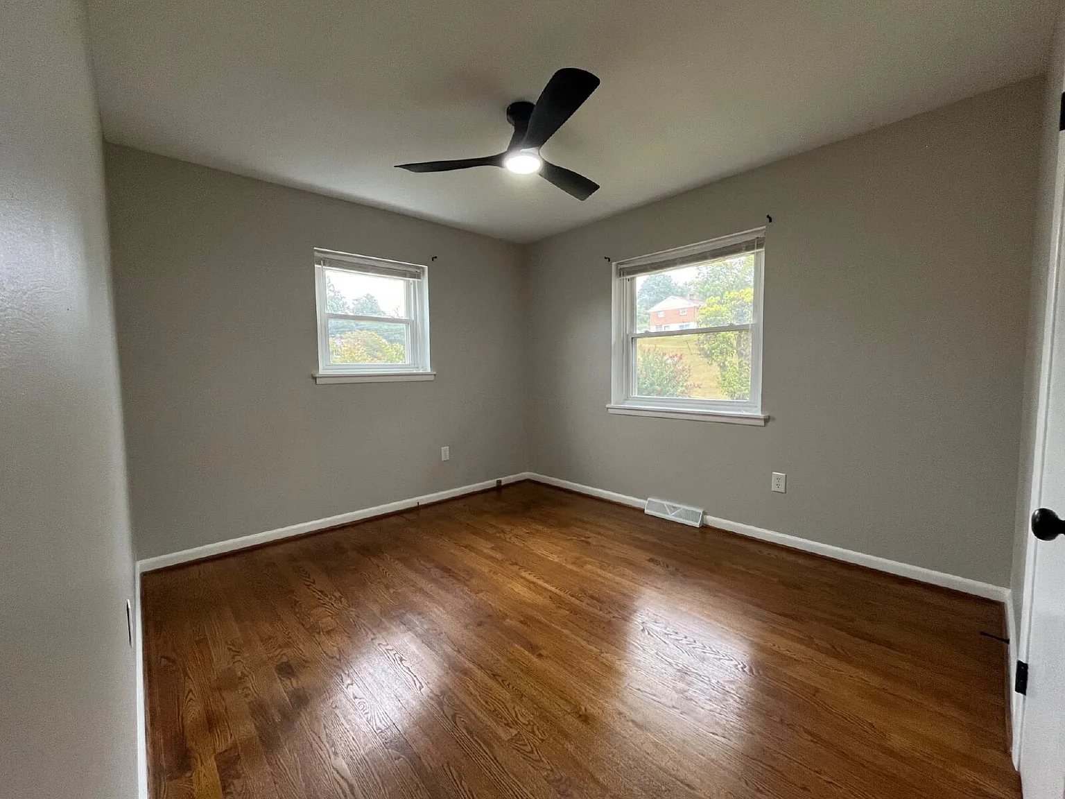 3 bed, 1.0 bath, 1010 sqft, $1,525 — Photo 3