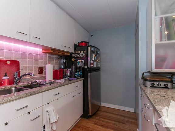 3rd image of 1302 W Altgeld St #141