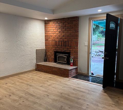 Entry-fireplace wood insert
