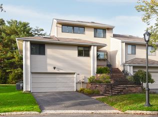 8 Chestnut Ln, Woodbury, NY 11797