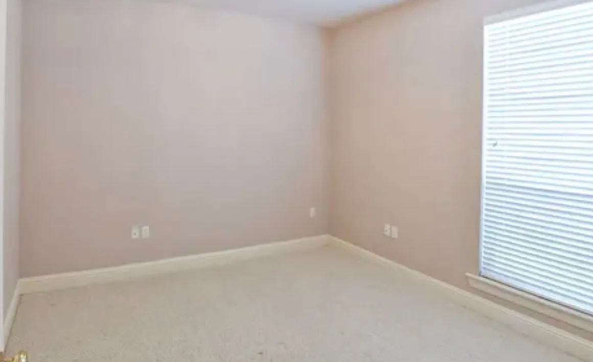 3 bed, 2.5 bath, 2500 sqft, $2,100 — Photo 2