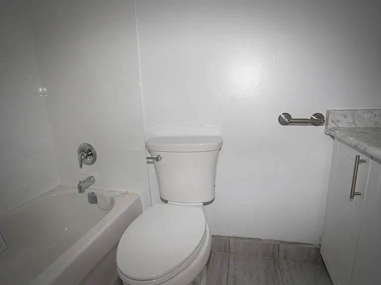 200 Gateway Blvd — Photo 9