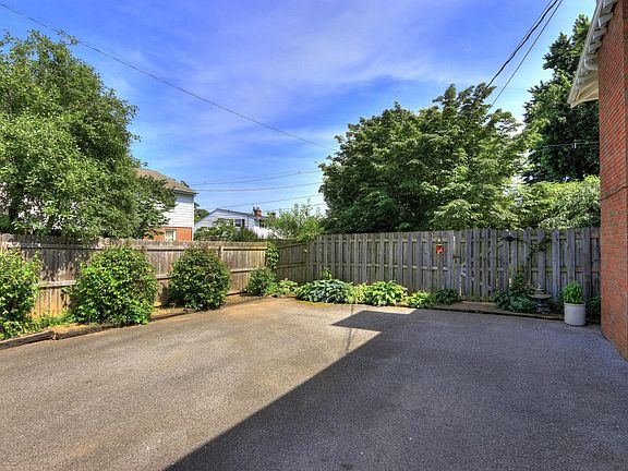 5th image of 612 Crestwood Dr