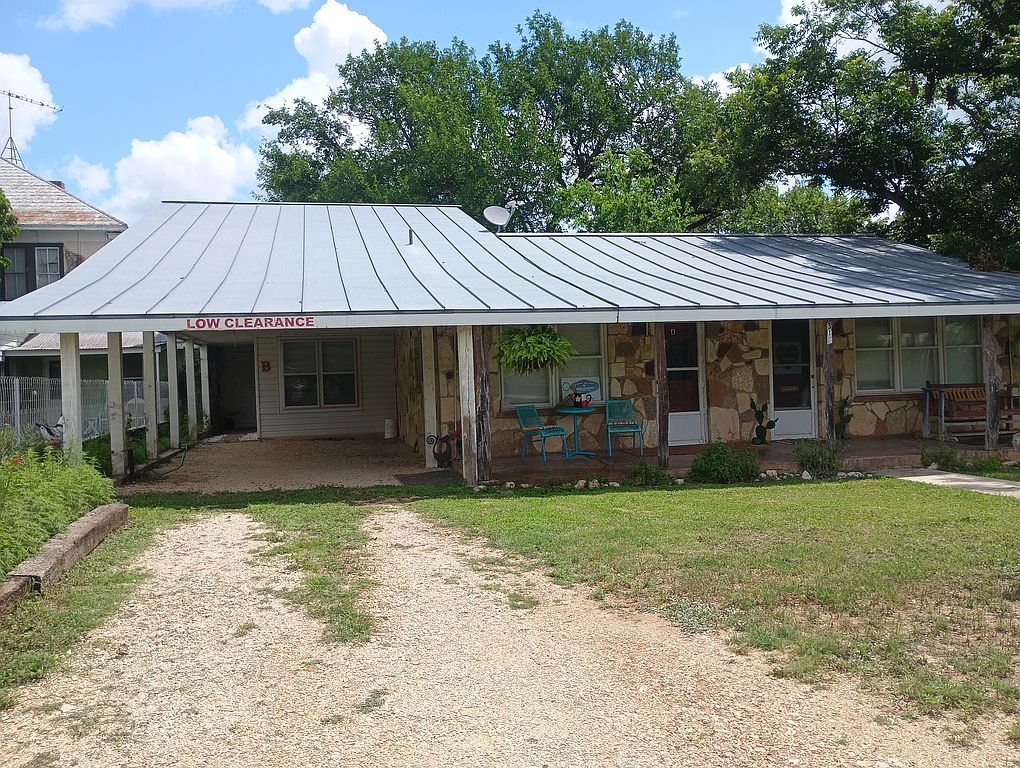310 10th St - Property Image